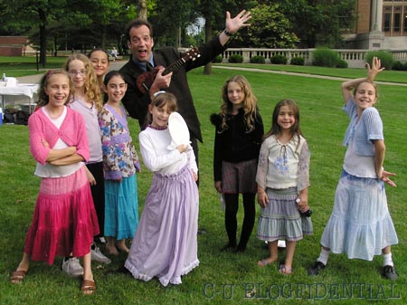 Dave King clowns with the kids on the set of PAGAL DIL